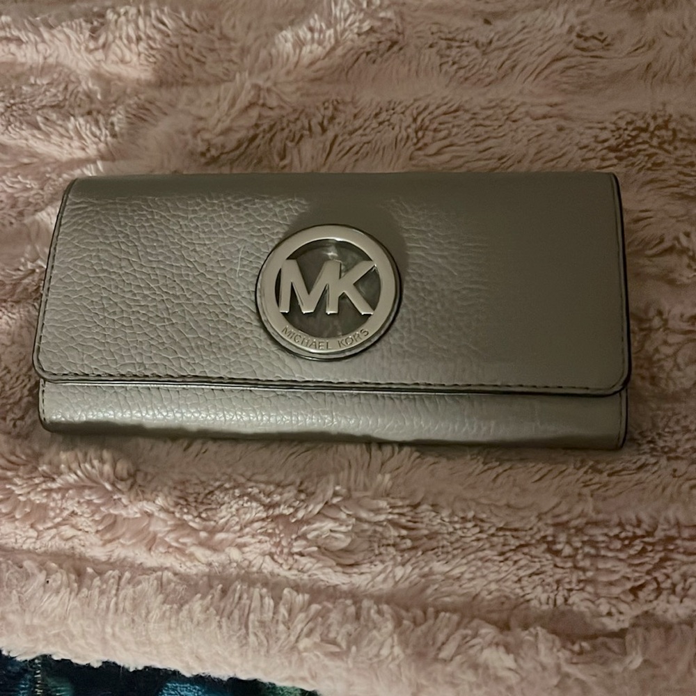 Michael Kors wallet it’s not gray or tan. It’s somewhere in the middle.